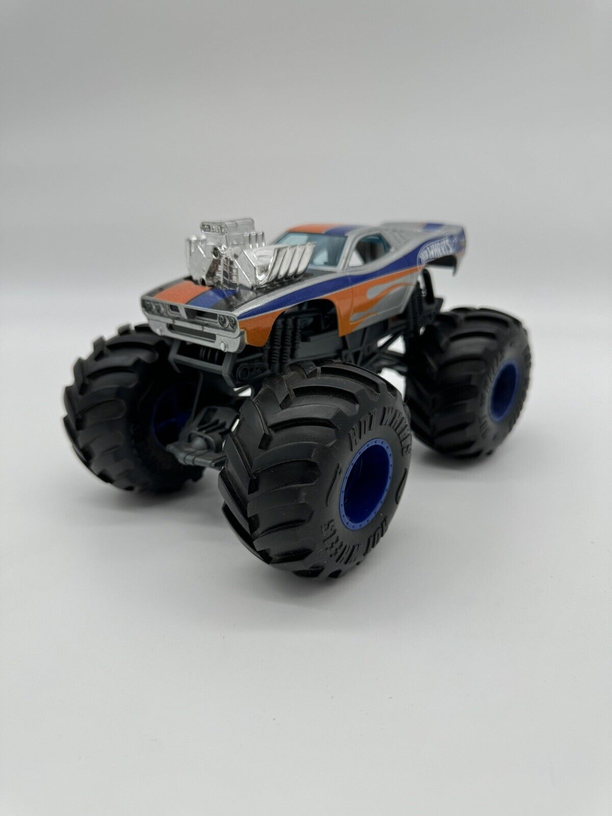 Hot Wheels MONSTER  TRUCK 1972 DODGE CHALLENGER 1:24 Hemi