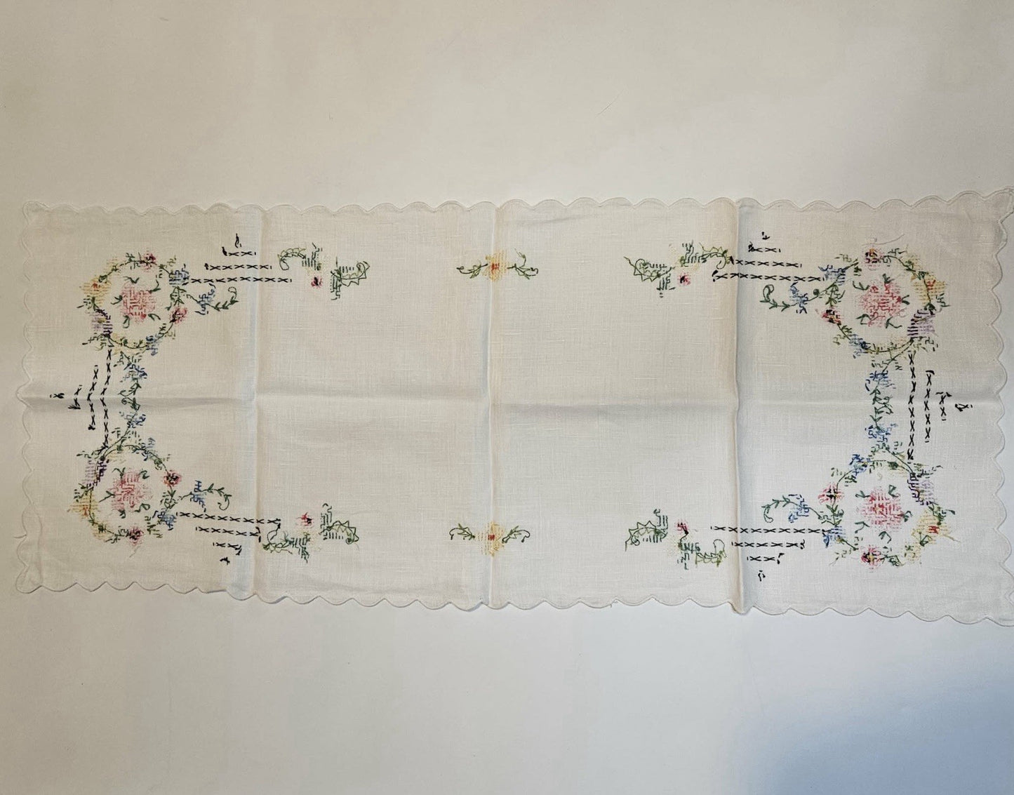 Vintage Hand-Crafted / Hand-Embroidered Linen Table Runner Floral Scalloped Edge