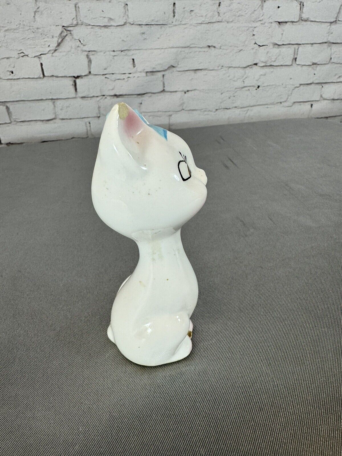 Vintage Puckered up Kitty Cat Collectibl e Figurine or Statue Made In Japan VFG