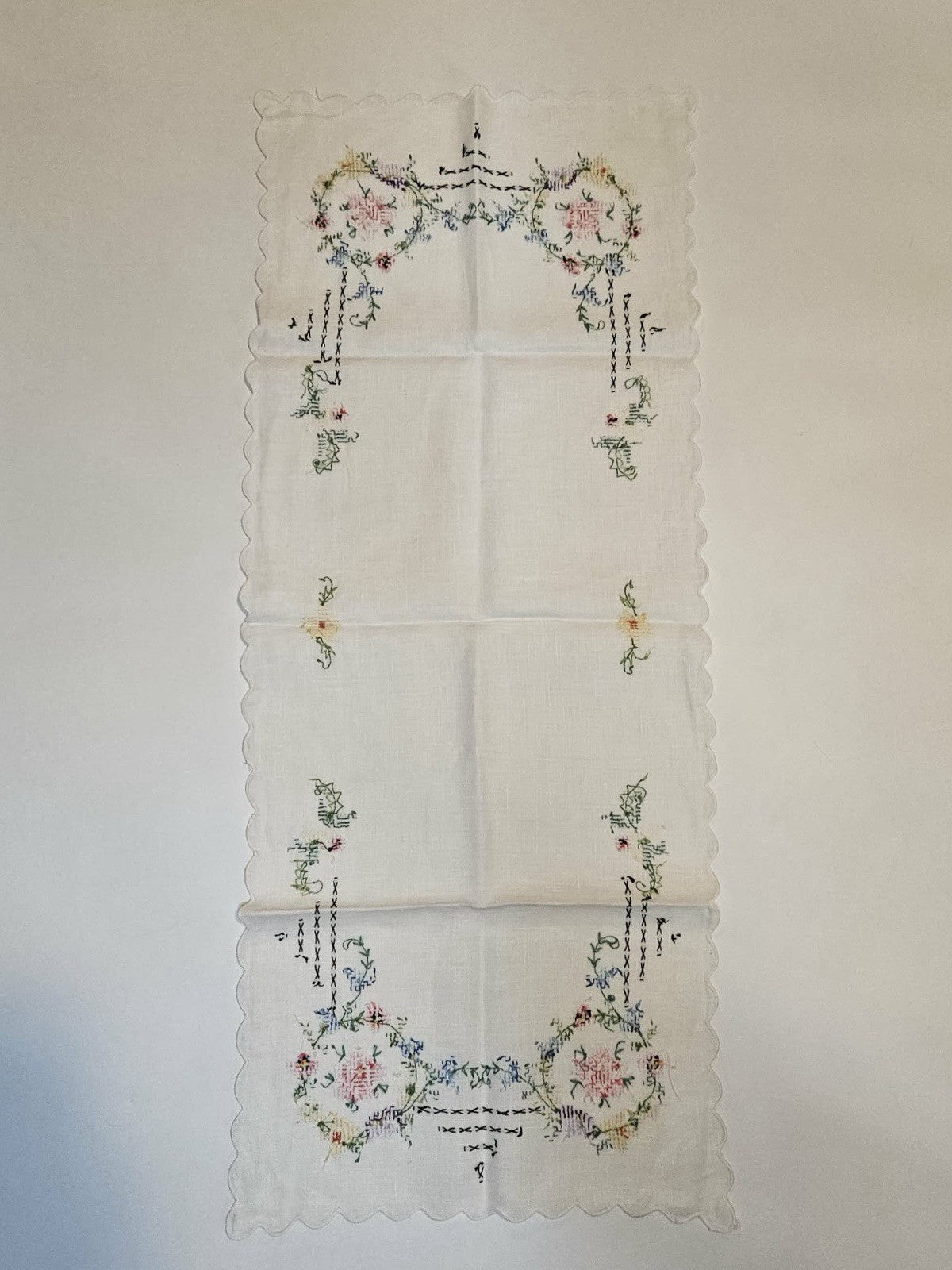Vintage Hand-Crafted / Hand-Embroidered Linen Table Runner Floral Scalloped Edge