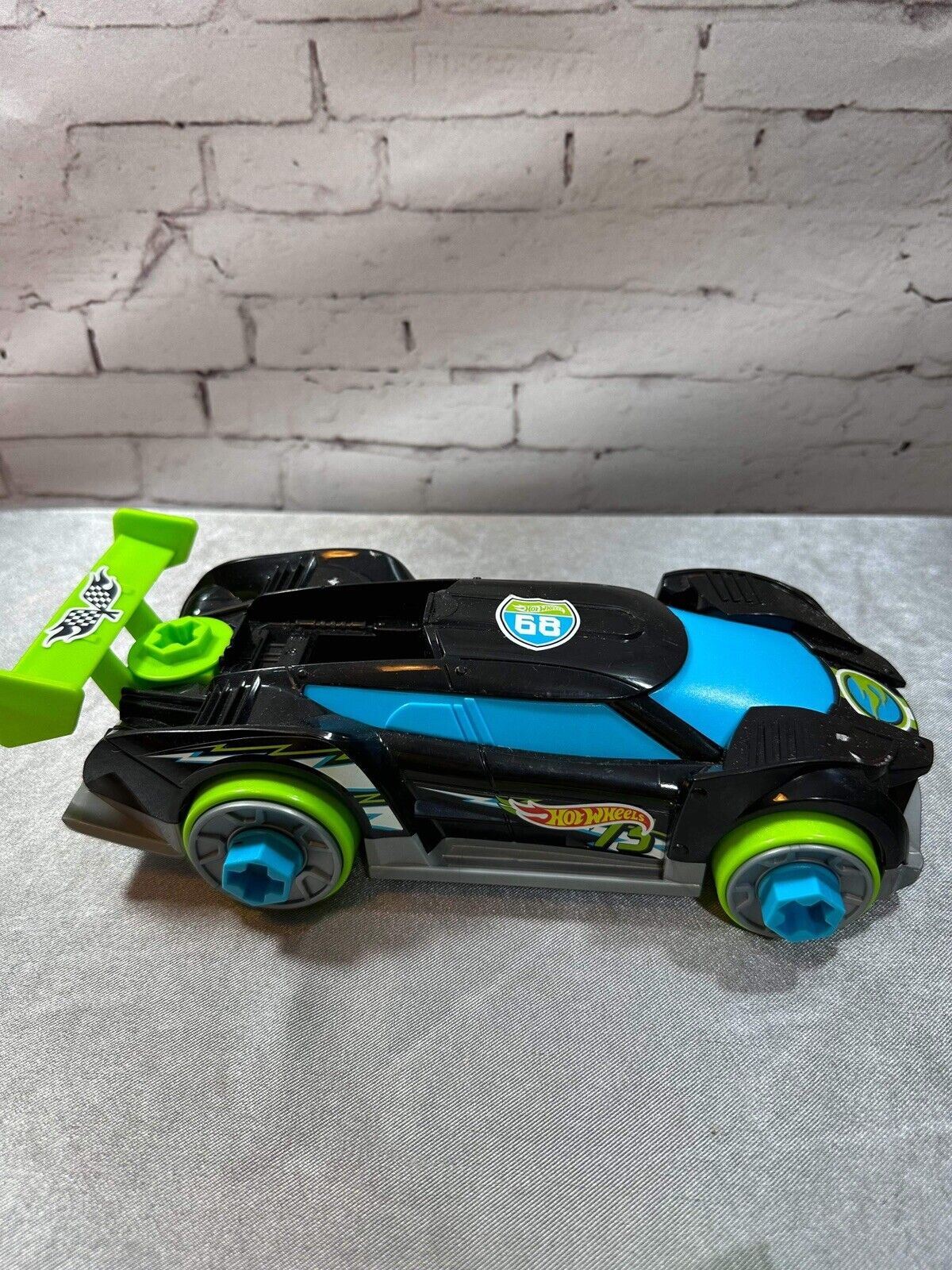 Hot Wheels Ready-to-Race Car Builder Set,  Kids Toys for Ages 3 up MTY 002