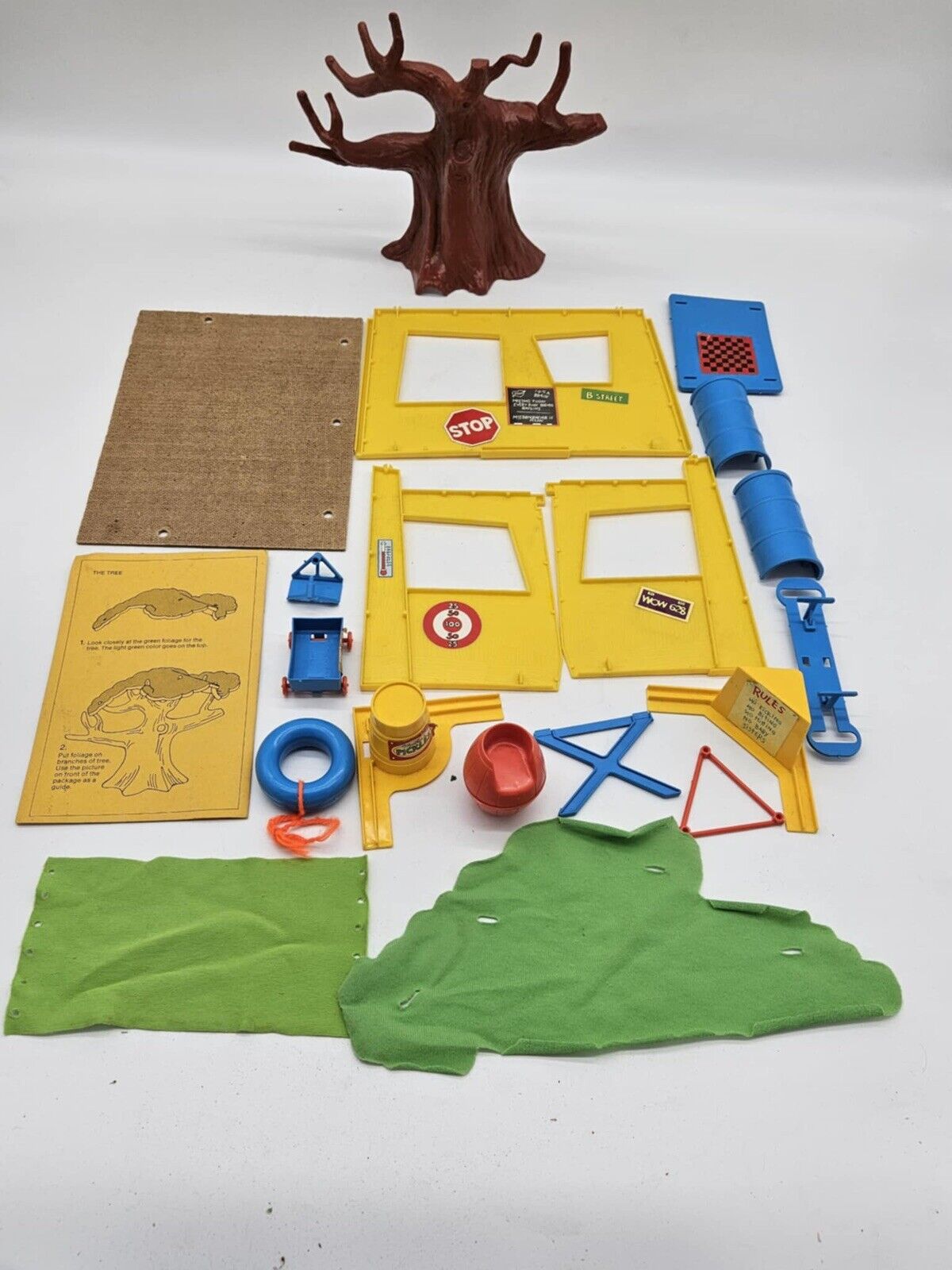 Honey Hill Bunch Club House with Box ~ (Missing Dolls)