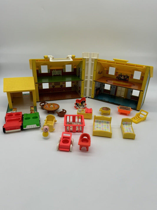 Vintage 1969 Fisher Price LITTLE PEOPLE #952 Yellow House, Figures & Furniture