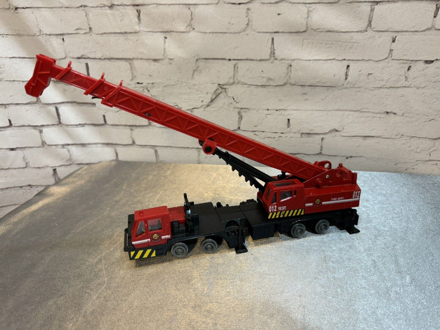 A-DS FIRE DEPT. 012 MOBILE CRANE TRUCK 12" LONG 76101 Station 005