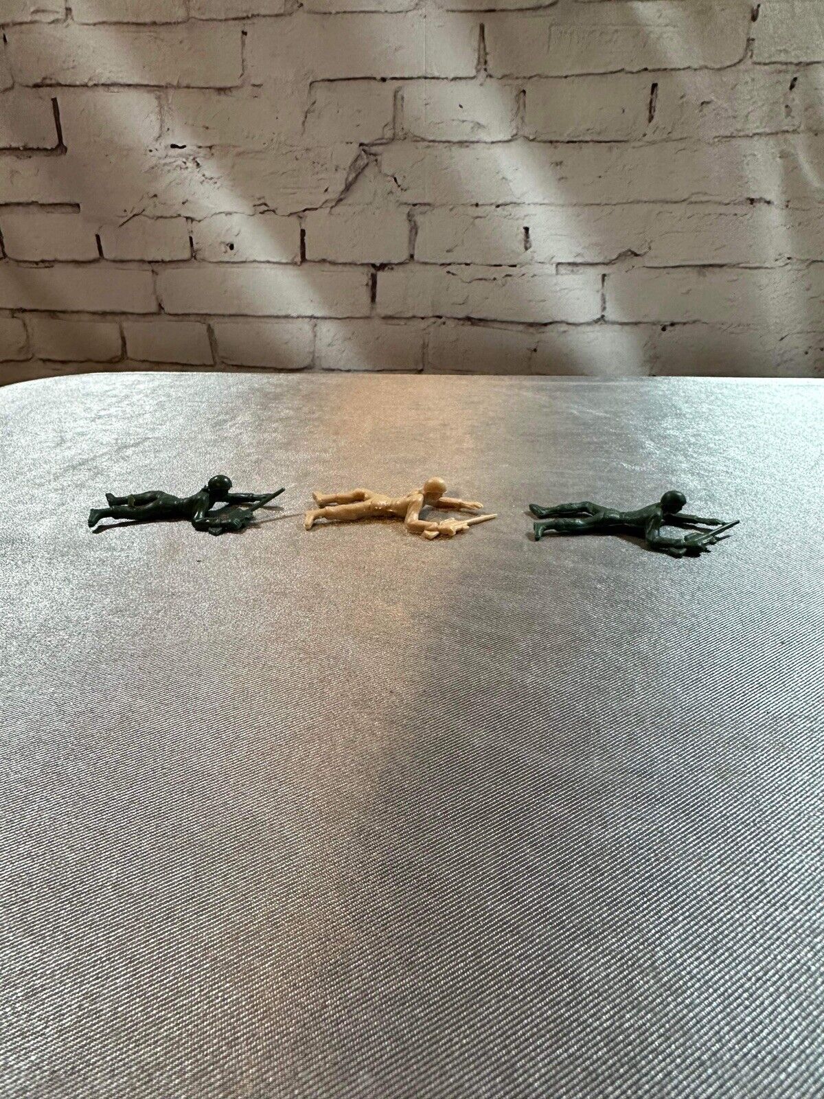 Lot of Tan/Green Plastic Army Men 2" Inch Bulk Action Figures Toy Soldiers