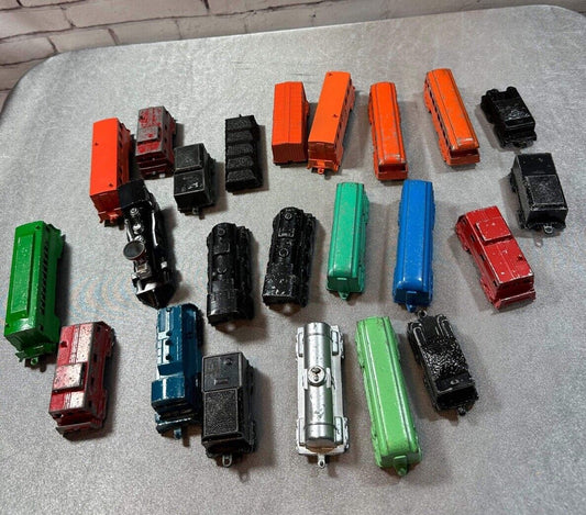 Lot of 23 Vintage Midgetoy Diecast Painted Railroad Train Cars VTY 003