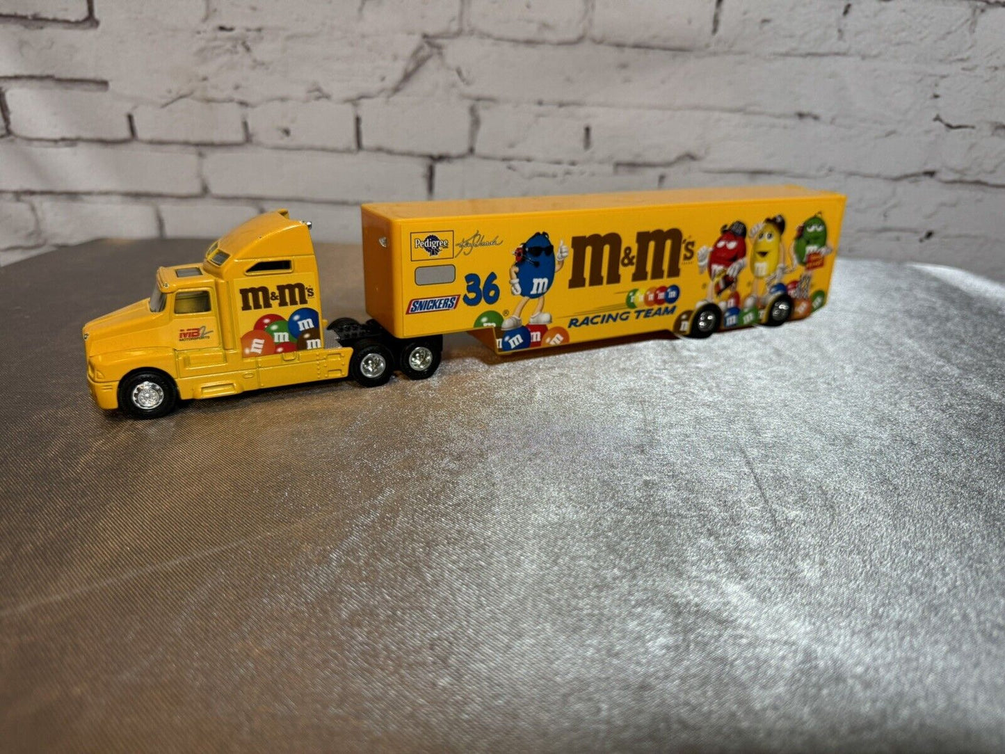 Hot Wheels 2002 team transporters #36 M&Ms racing team Ken Schrader 005