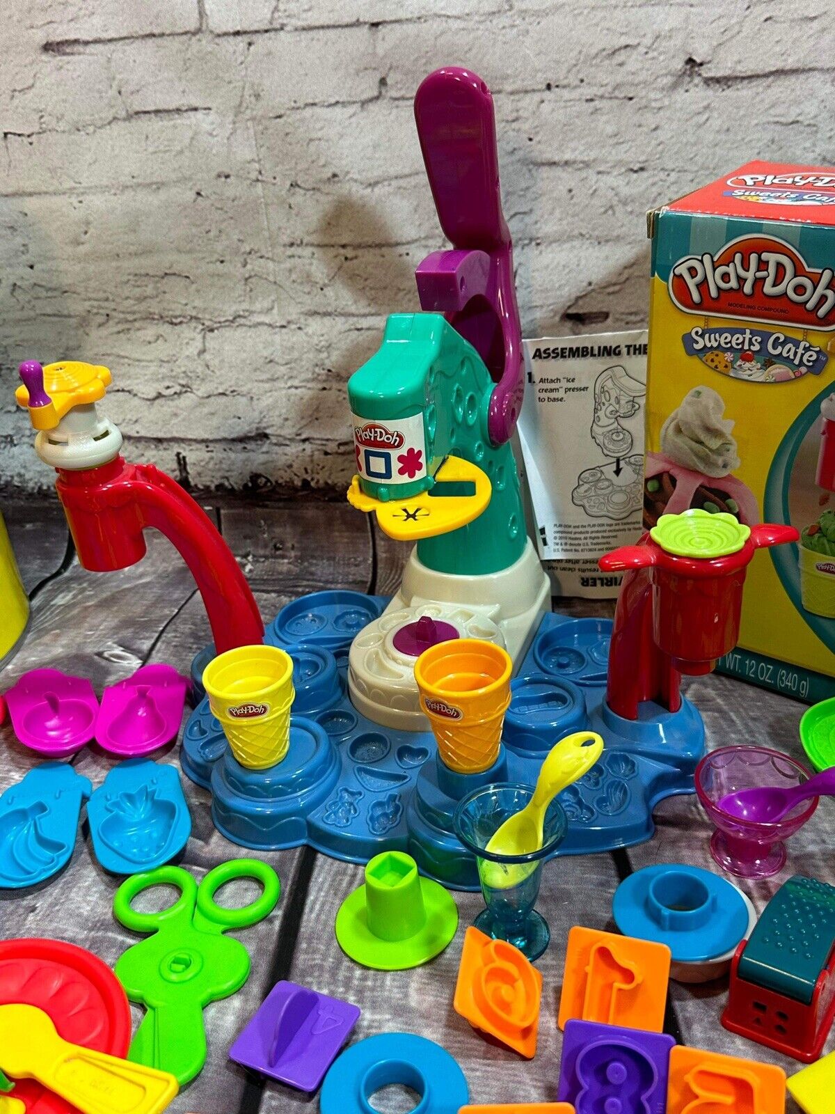 Play-Doh LOT Magic Swirl Ice Cream Shoppe Playset PLUS EXTRAS
