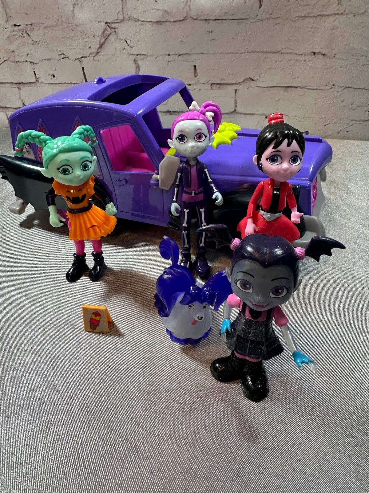 Disney Vamprina and The Scream Girls Figures Set w/ Car VTY 003