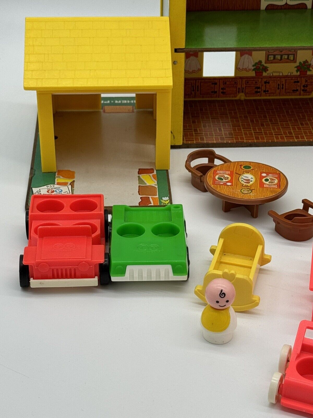 Vintage 1969 Fisher Price LITTLE PEOPLE #952 Yellow House, Figures & Furniture