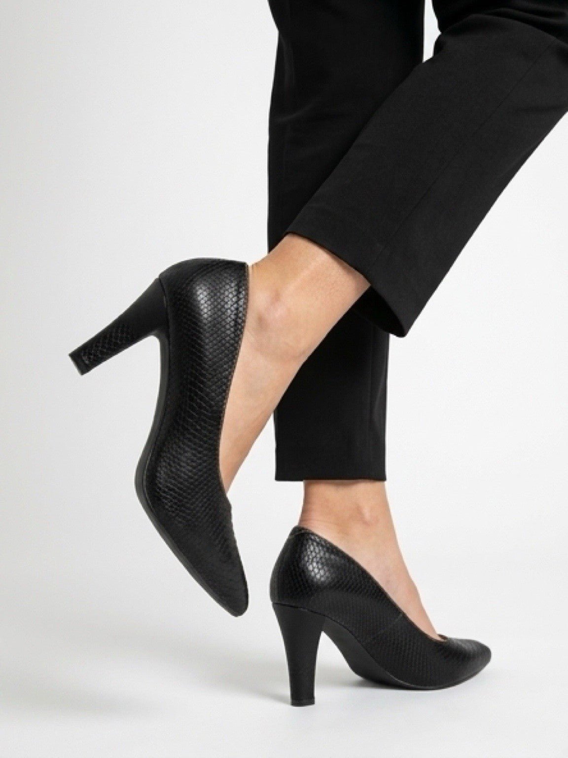 Women’s Black Snakeskin Textured Pointed Toe Heels Size 9.5