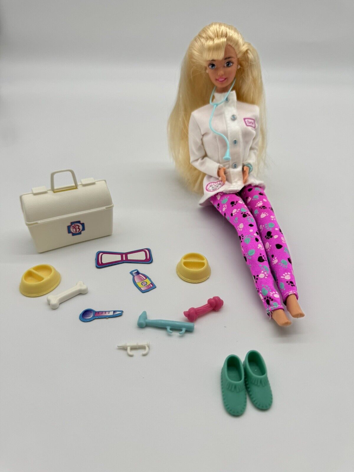 1996 Vintage Mattel Barbie PET DOCTOR Fashion Doll Vet Veterinarian w/ Xtra