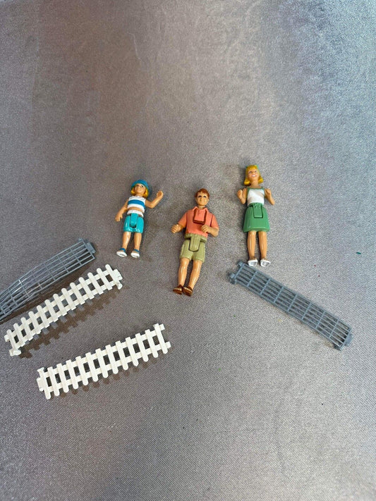 Vintage Fisher Price Loving Family Sweet Streets Beach House Action Figure Toys
