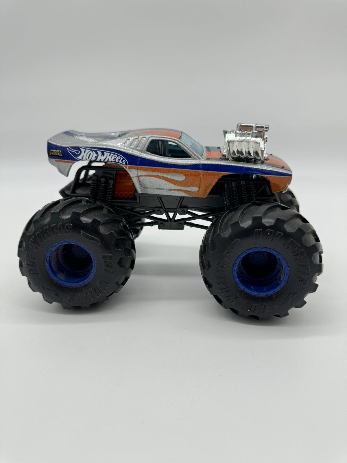 Hot Wheels MONSTER  TRUCK 1972 DODGE CHALLENGER 1:24 Hemi