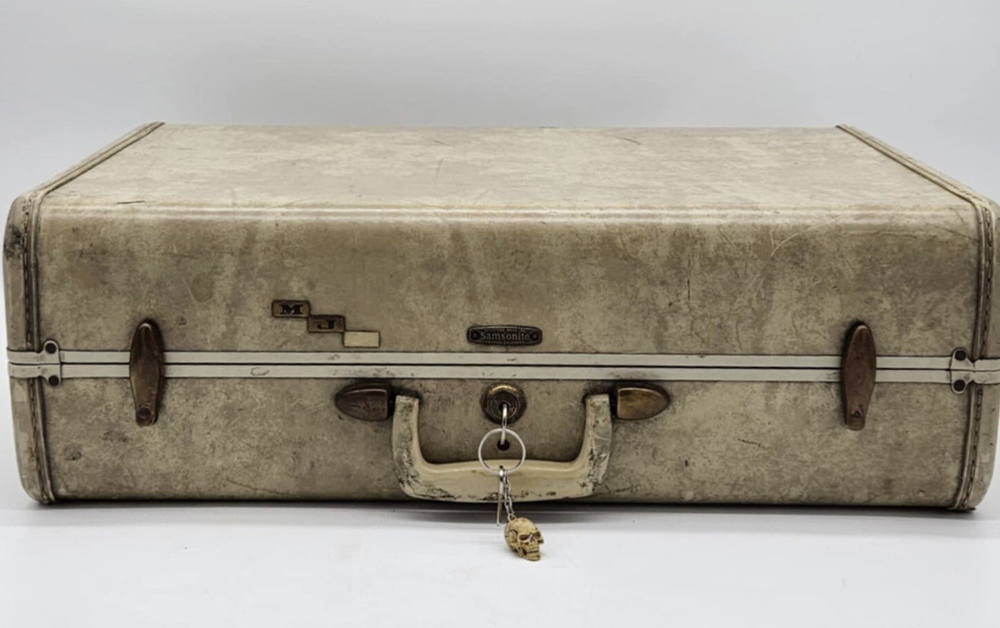 VINTAGE OFF WHITE SAMSONITE LUGGAGE TRAIN CASE TRAVEL BAG SUITCASE W/ SKULL KEY