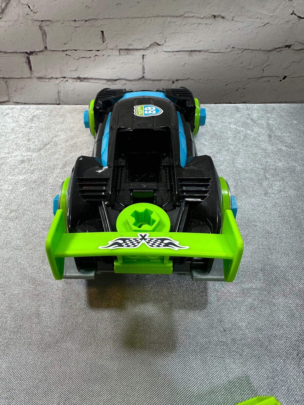 Hot Wheels Ready-to-Race Car Builder Set,  Kids Toys for Ages 3 up MTY 002