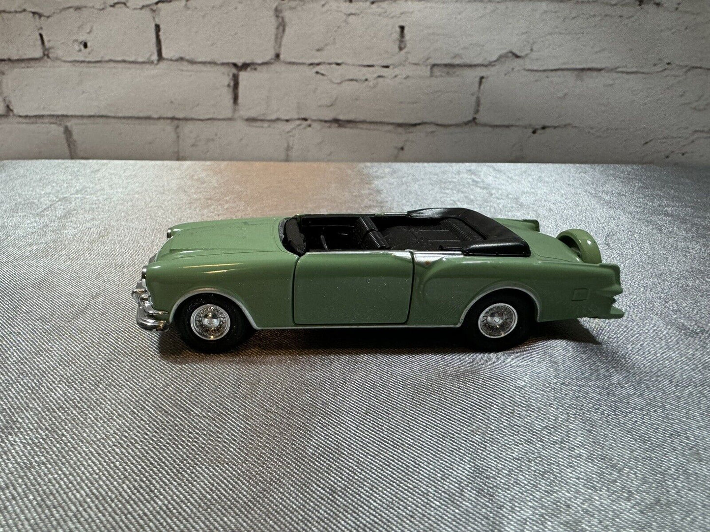 1953 Packard Caribbean Collectible 1/34 Scale Diecast Welly - Seafoam 005