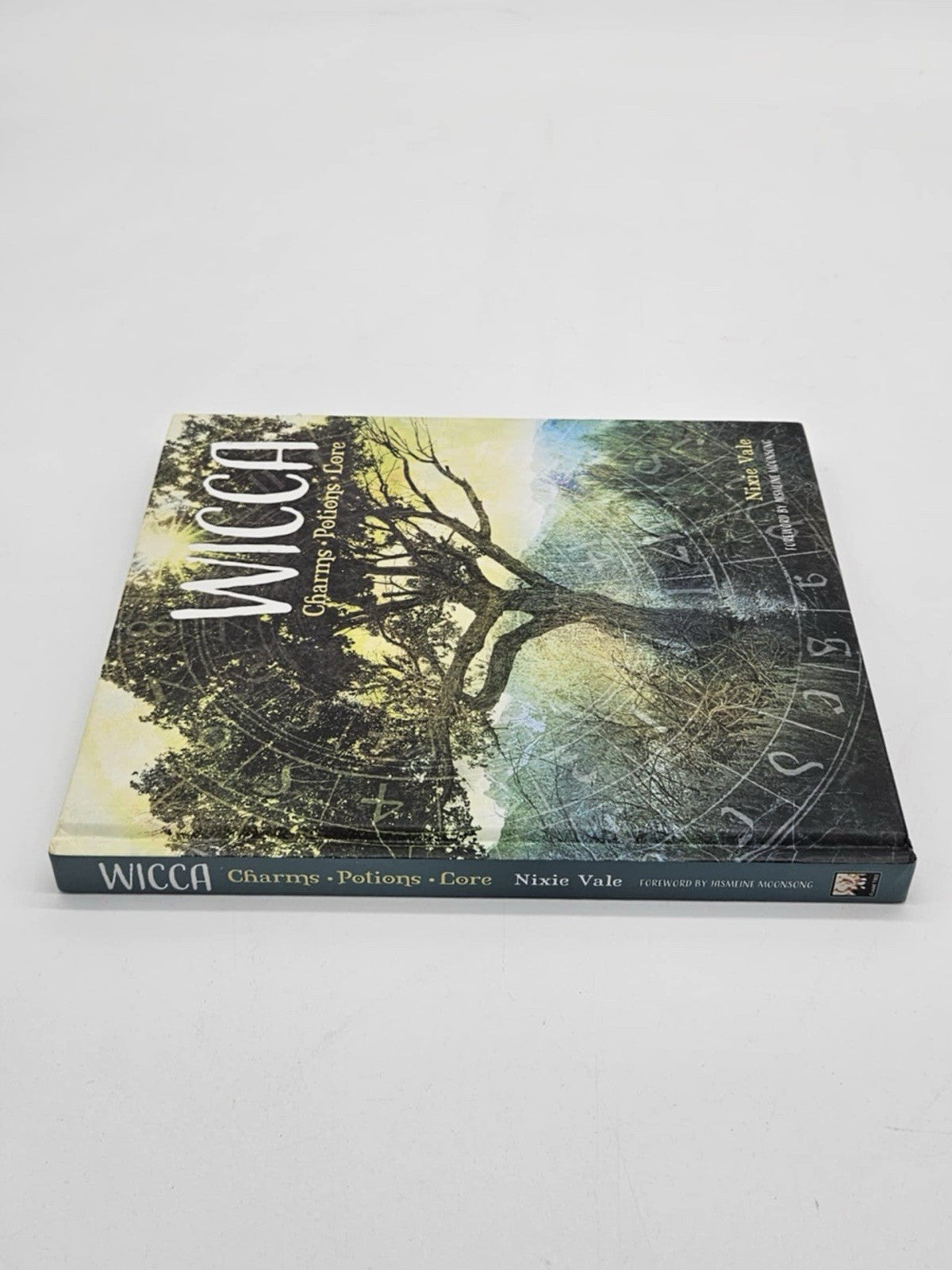 Gothic Dreams Ser.: Wicca: Charms, Potions and Lore by Nixie Vale (2020,...