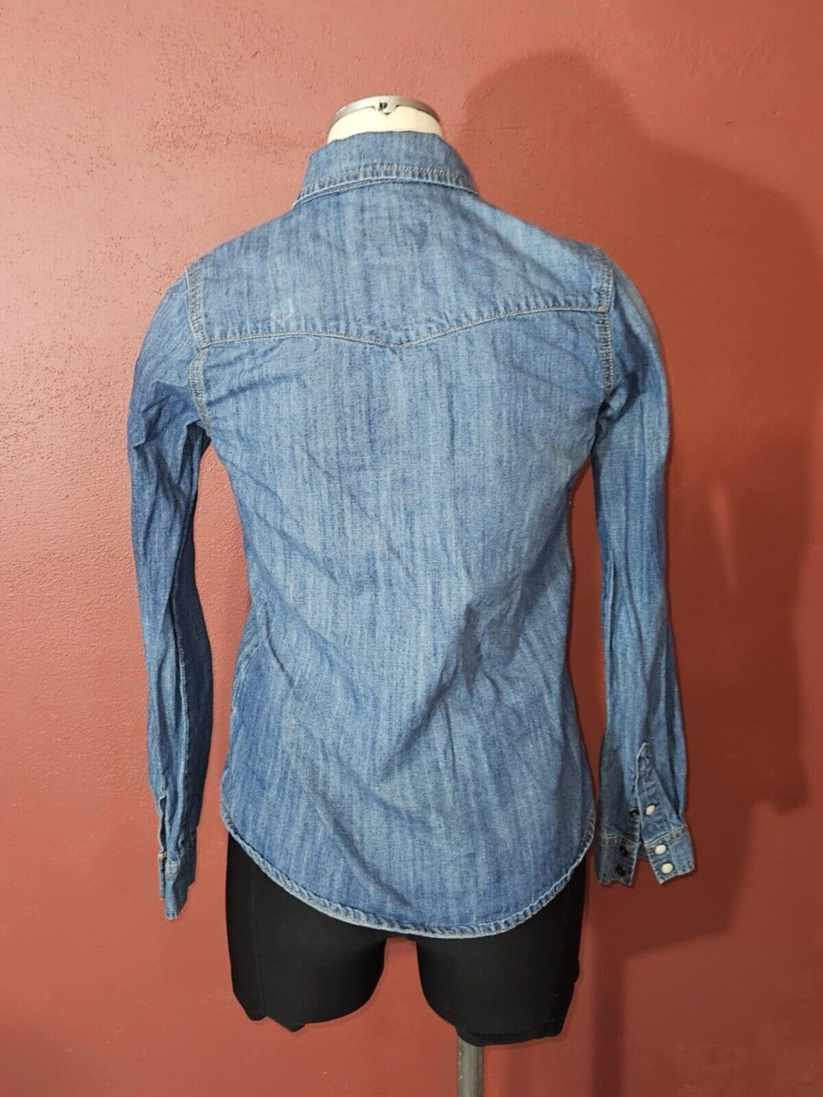 Forever 21 Denim Shirt Womens Size Small Blue Pearl Snap Long Sleeve Western