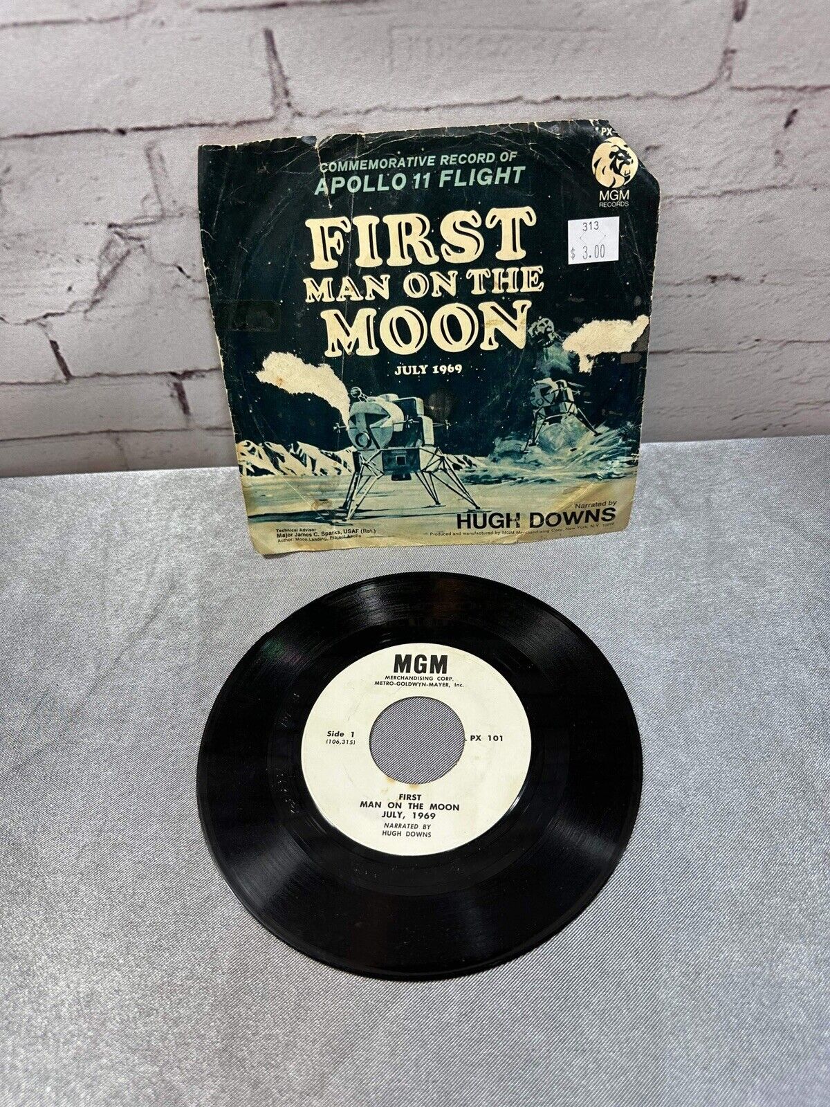 ORIGINAL PRESSING COMMEMORATIVE RECORD OF APOLLO 11 FLIGHT FIRST MAN ON THE MOON