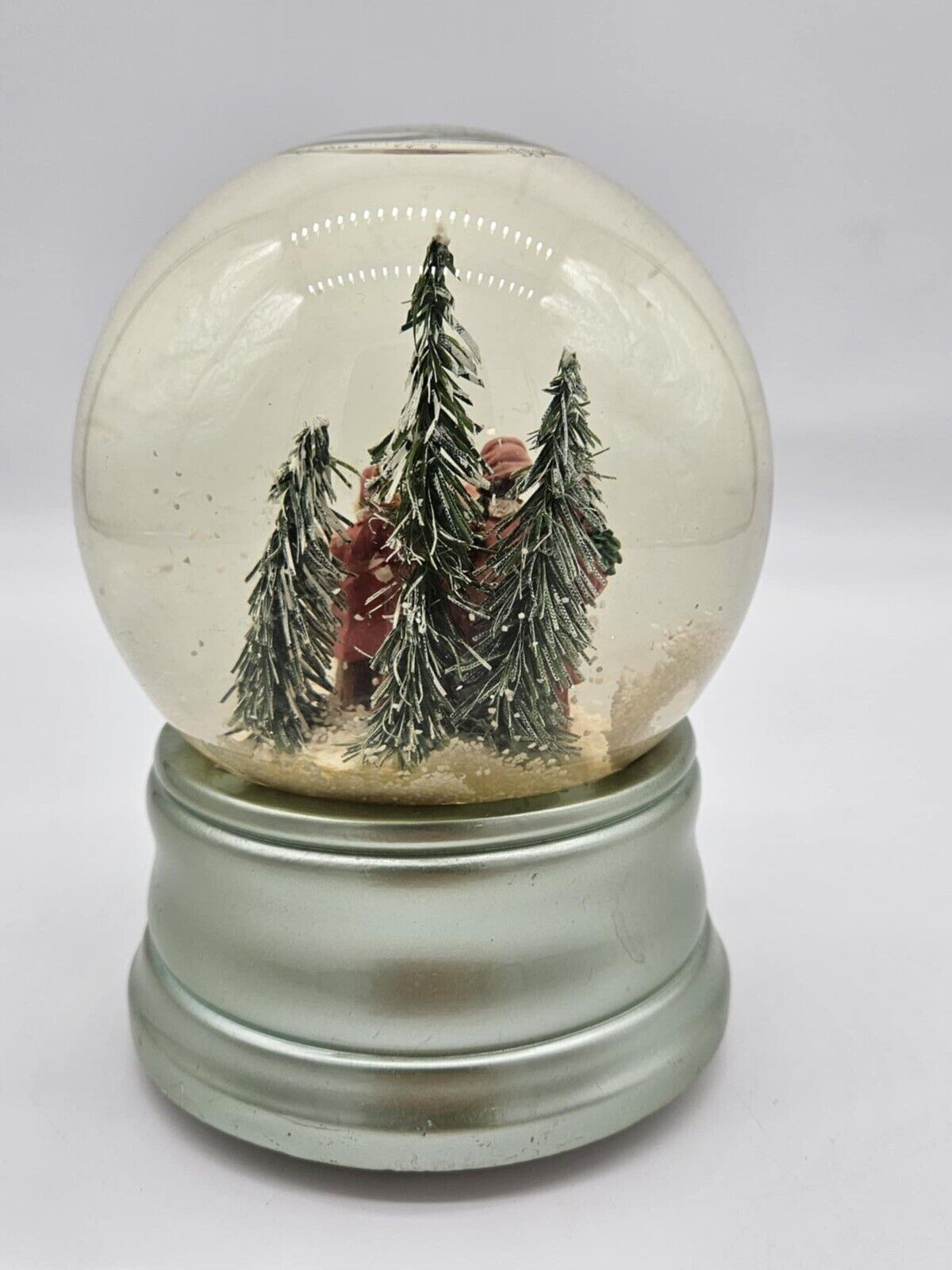 Holiday Scene Christmas Carolers Musical Snowglobe. Plays ‘The First Noel’