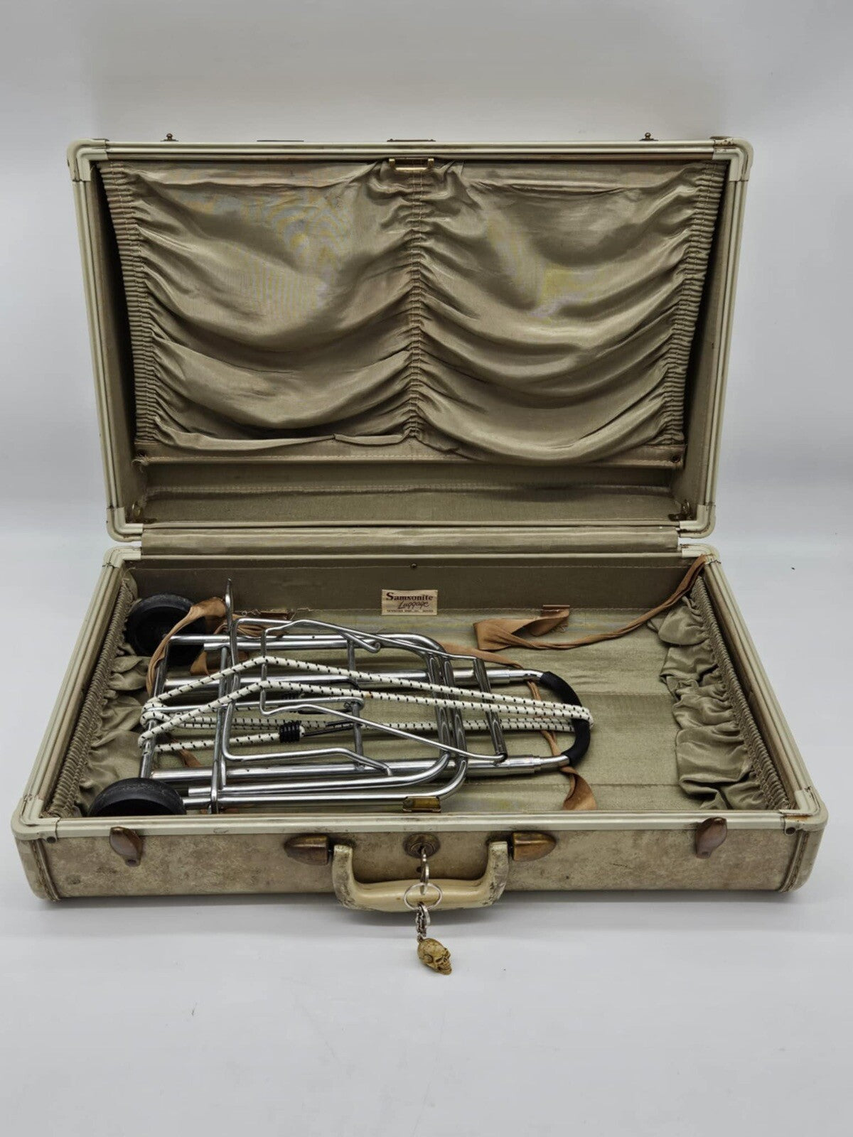 VINTAGE OFF WHITE SAMSONITE LUGGAGE TRAIN CASE TRAVEL BAG SUITCASE W/ SKULL KEY