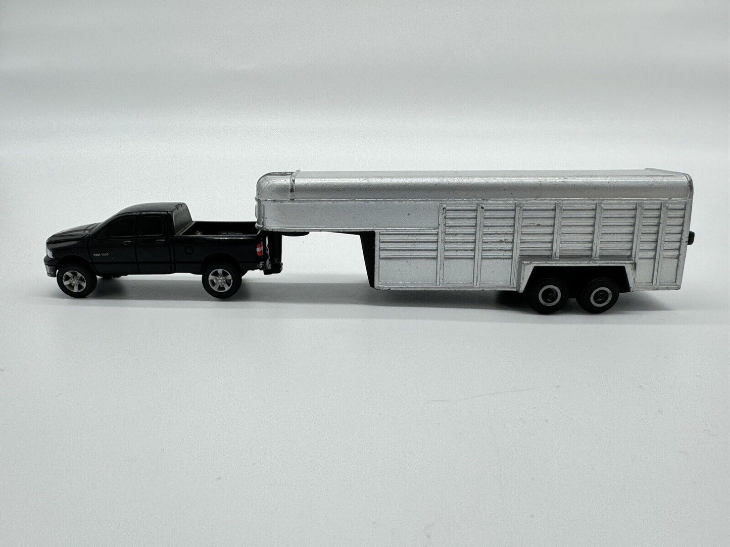 ERTL Gooseneck Silver Horse Livestock Trailer Die-Cast Metal 5th Wheel Toy 1/64