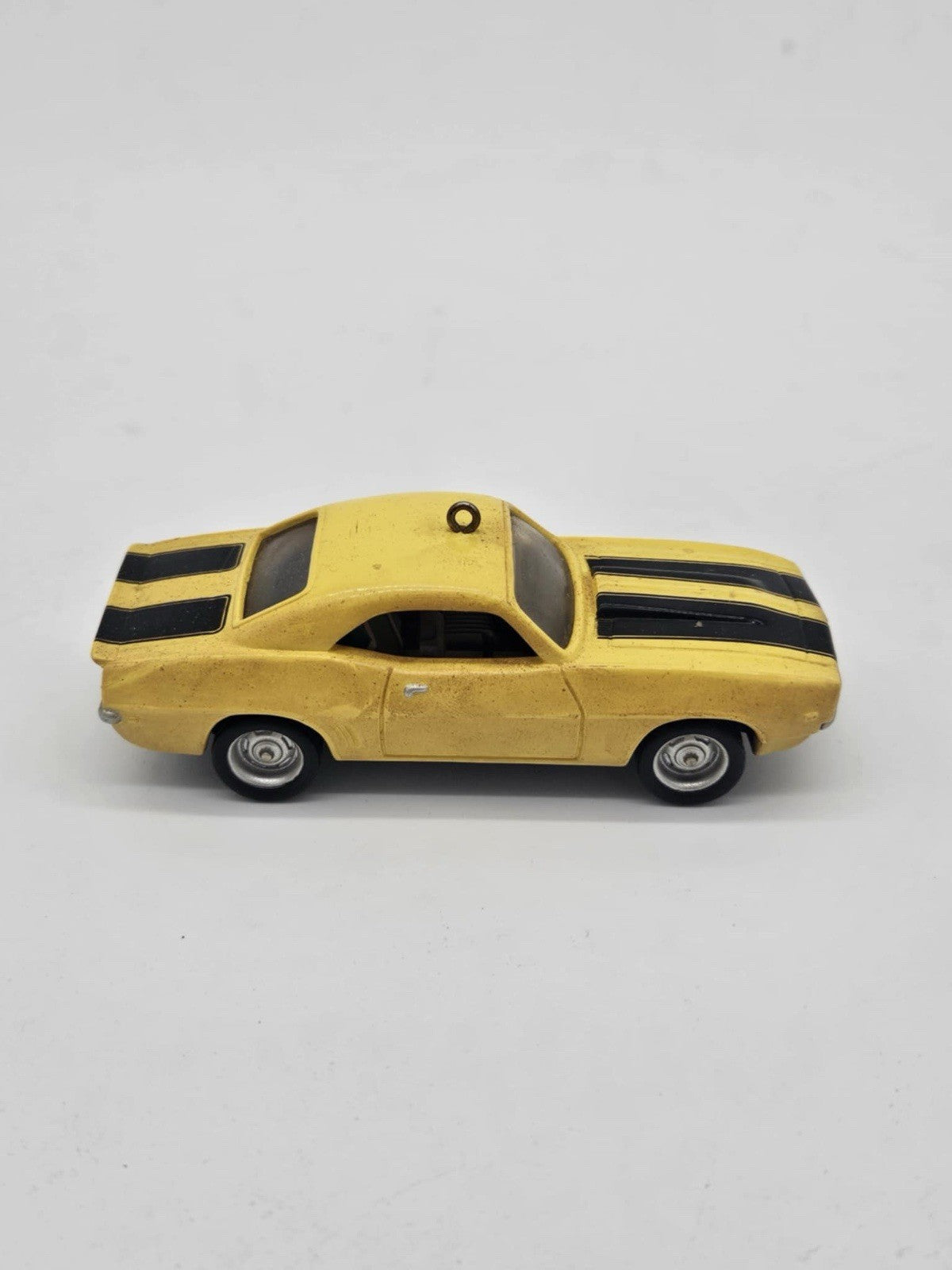 VINTAGE 1995 HALLMARK CARDS CHRISTMAS ORNAMENT 1969 YELLOW Z28 CAMARO CHEVROLET