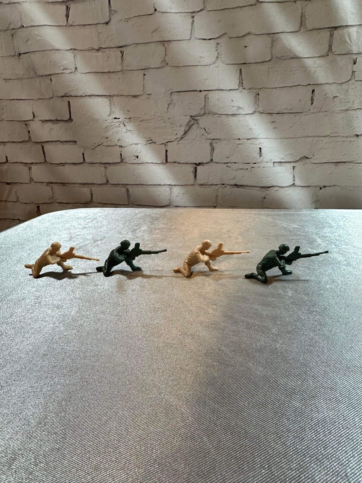 Lot of Tan/Green Plastic Army Men 2" Inch Bulk Action Figures Toy Soldiers