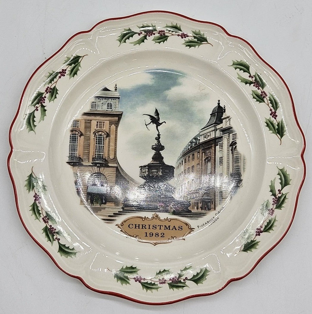 1982 Wedgwood Queen's Ware Christmas Plate PICCADILLY CIRCUS Eros London England
