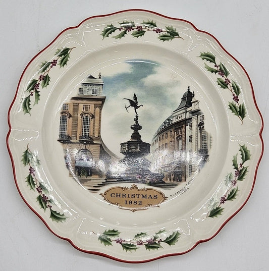 1982 Wedgwood Queen's Ware Christmas Plate PICCADILLY CIRCUS Eros London England