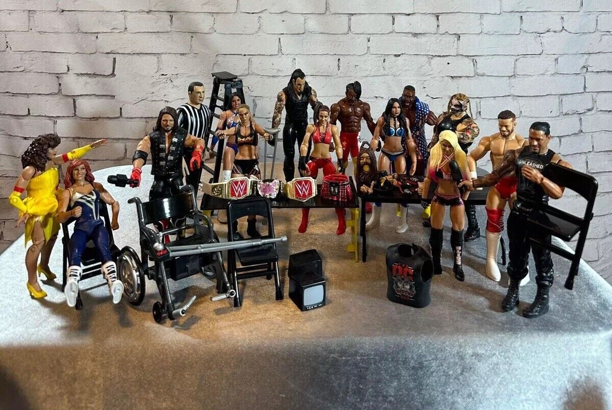 Huge Lot Of 15 Mattel WWE WWF Wrestling ACTION FIGURES & TONS OF ACCESSORIES ￼
