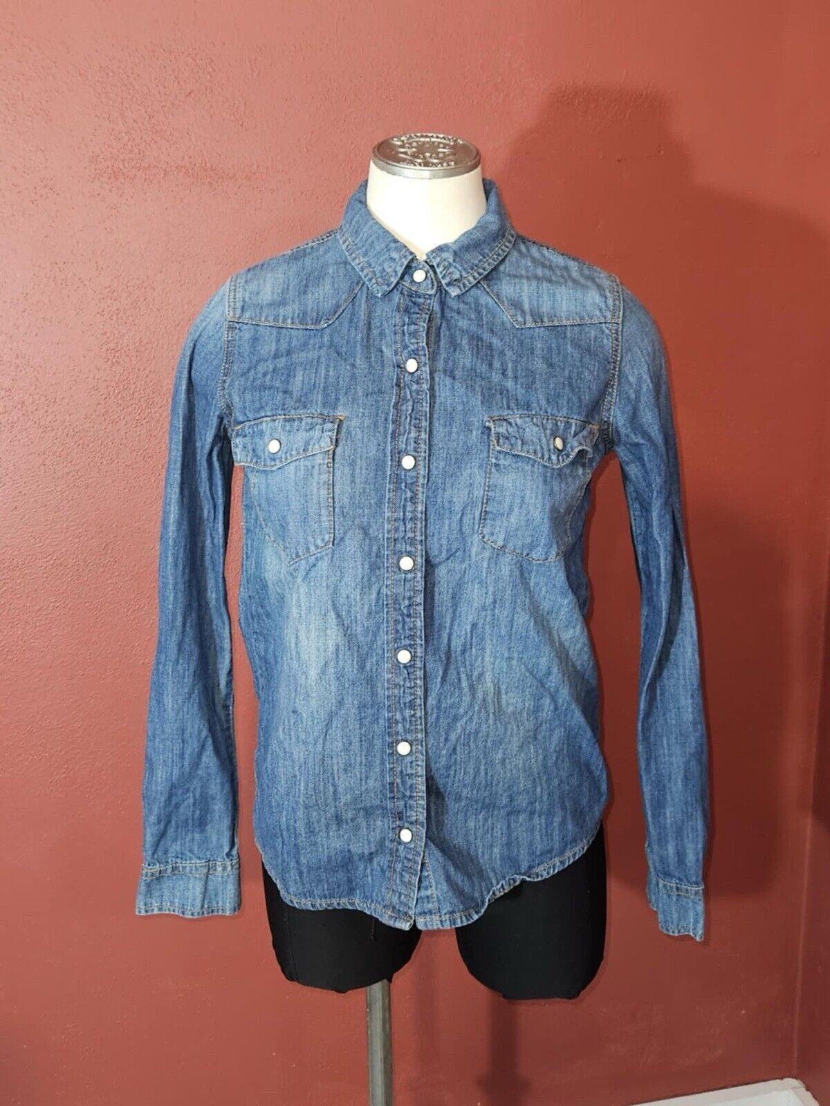 Forever 21 Denim Shirt Womens Size Small Blue Pearl Snap Long Sleeve Western