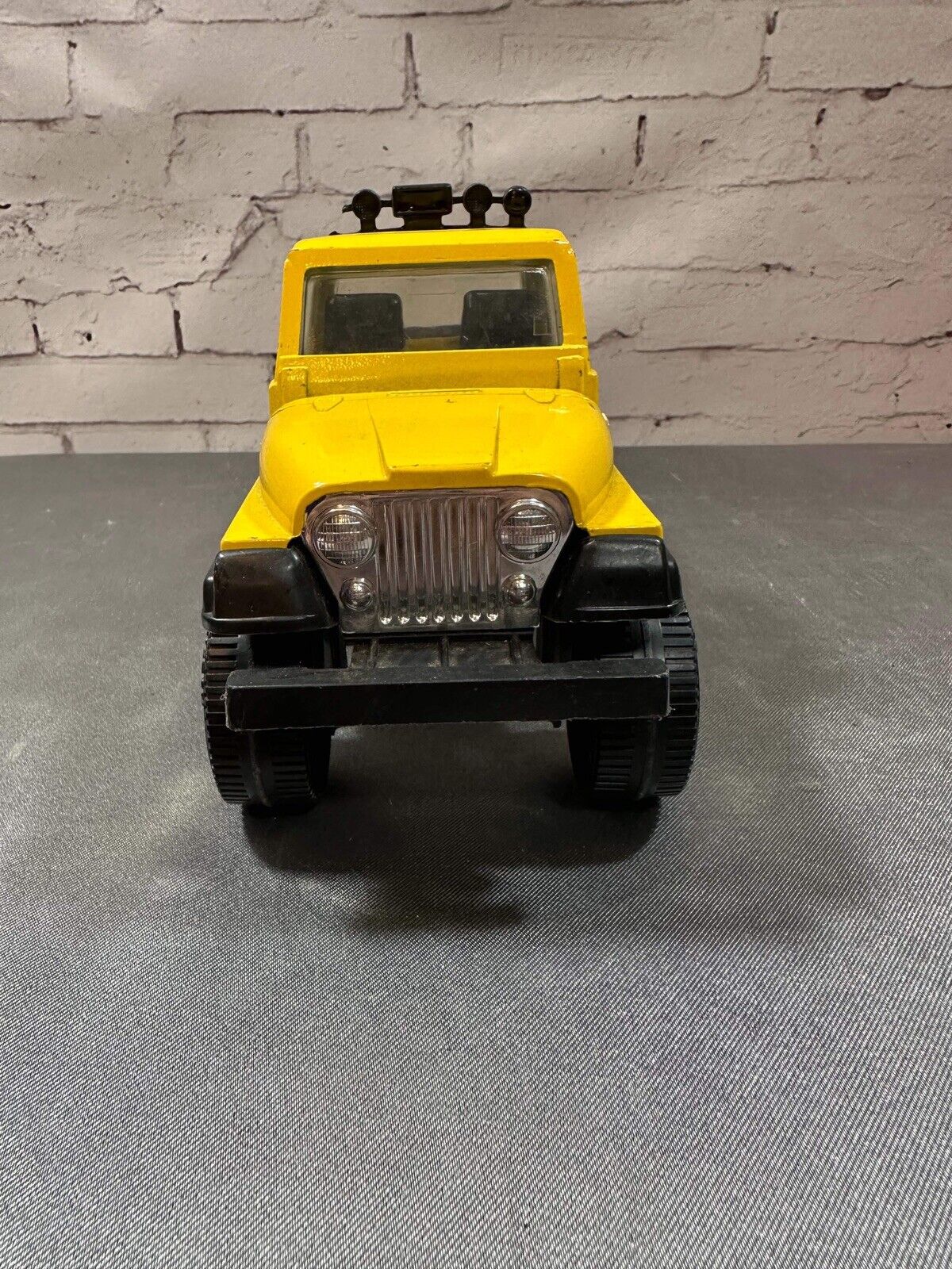 Tootsietoy Metal Desert Rat 4 x 4 Jeep Rare Vintage Yellow Display Made In USA