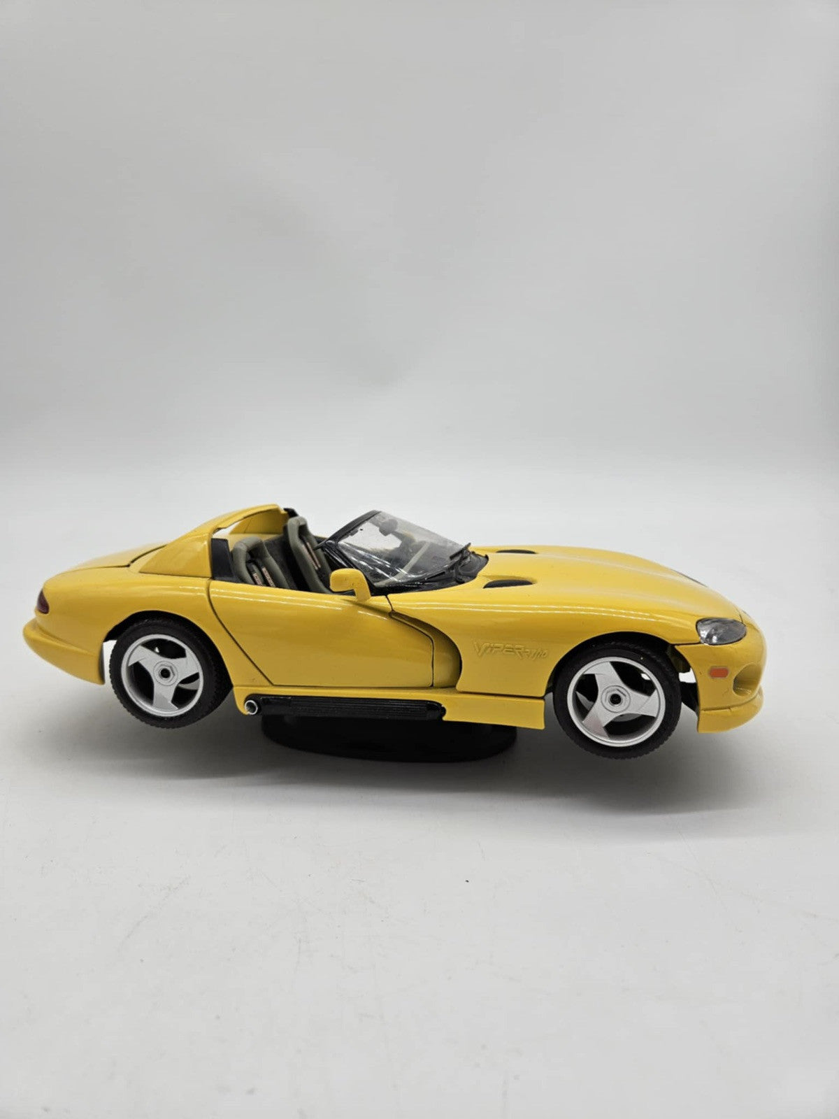 Dodge Viper RT/10 Yellow Bburago Diecast Model 1/18 1:18 Made in Italy