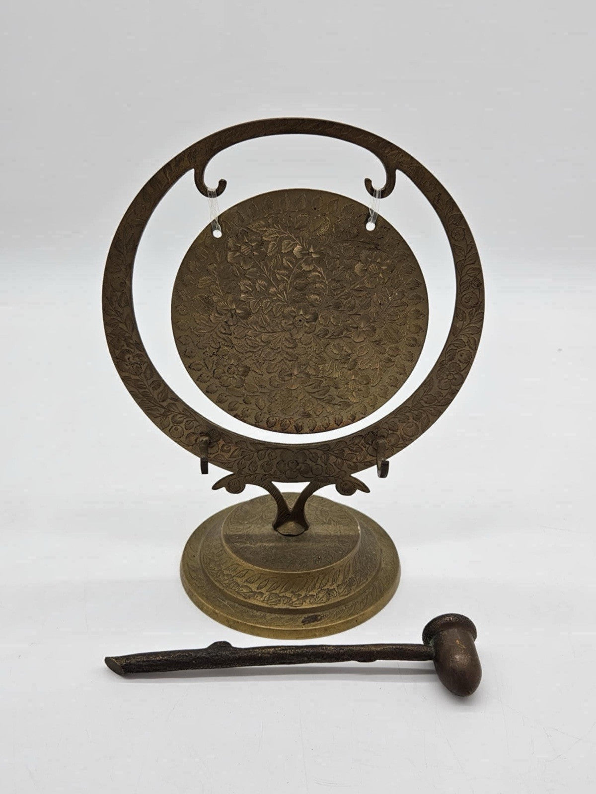 Vtg etched brass metal India 955 gong w/o hammer floral & leaves