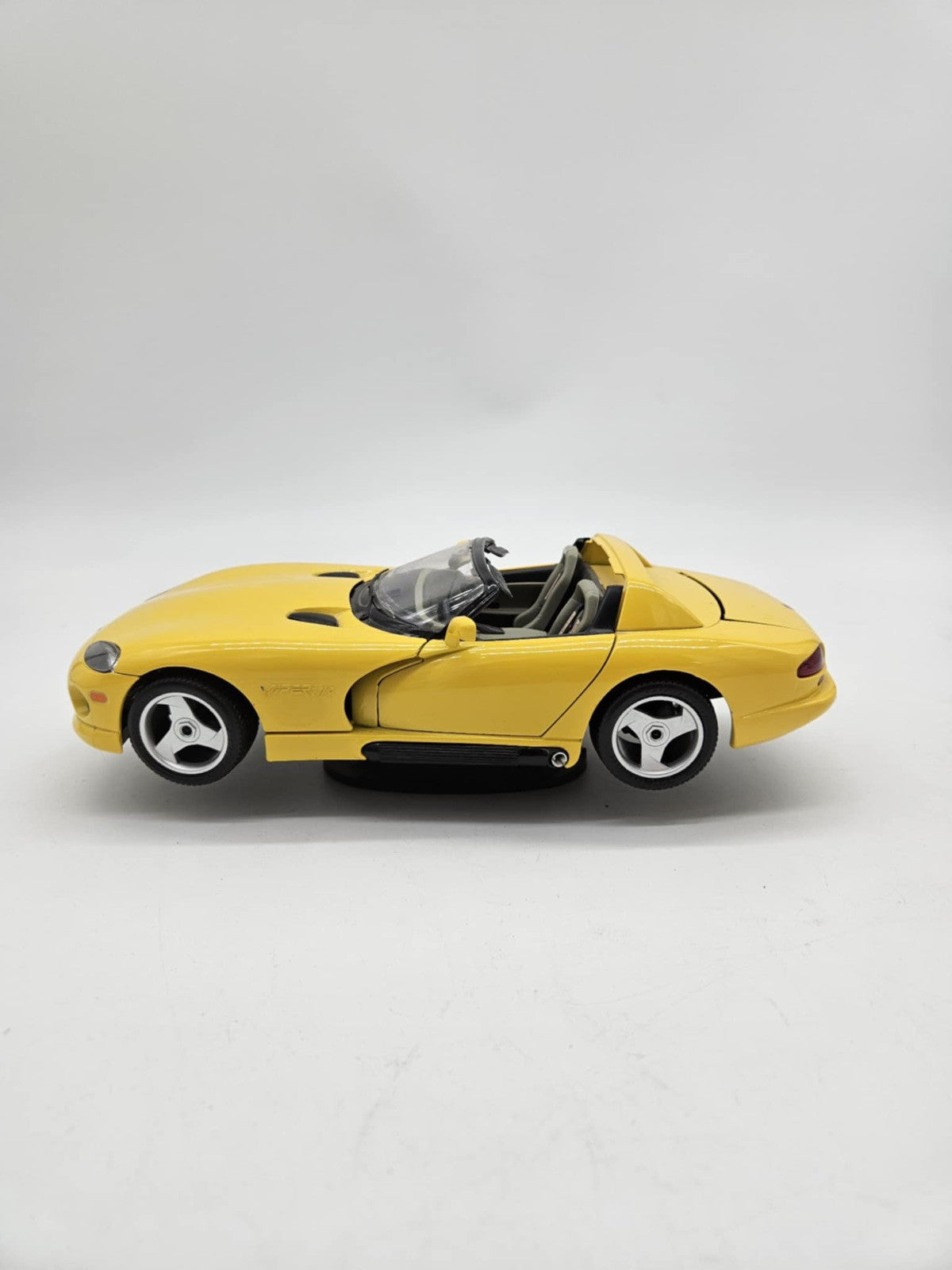 Dodge Viper RT/10 Yellow Bburago Diecast Model 1/18 1:18 Made in Italy