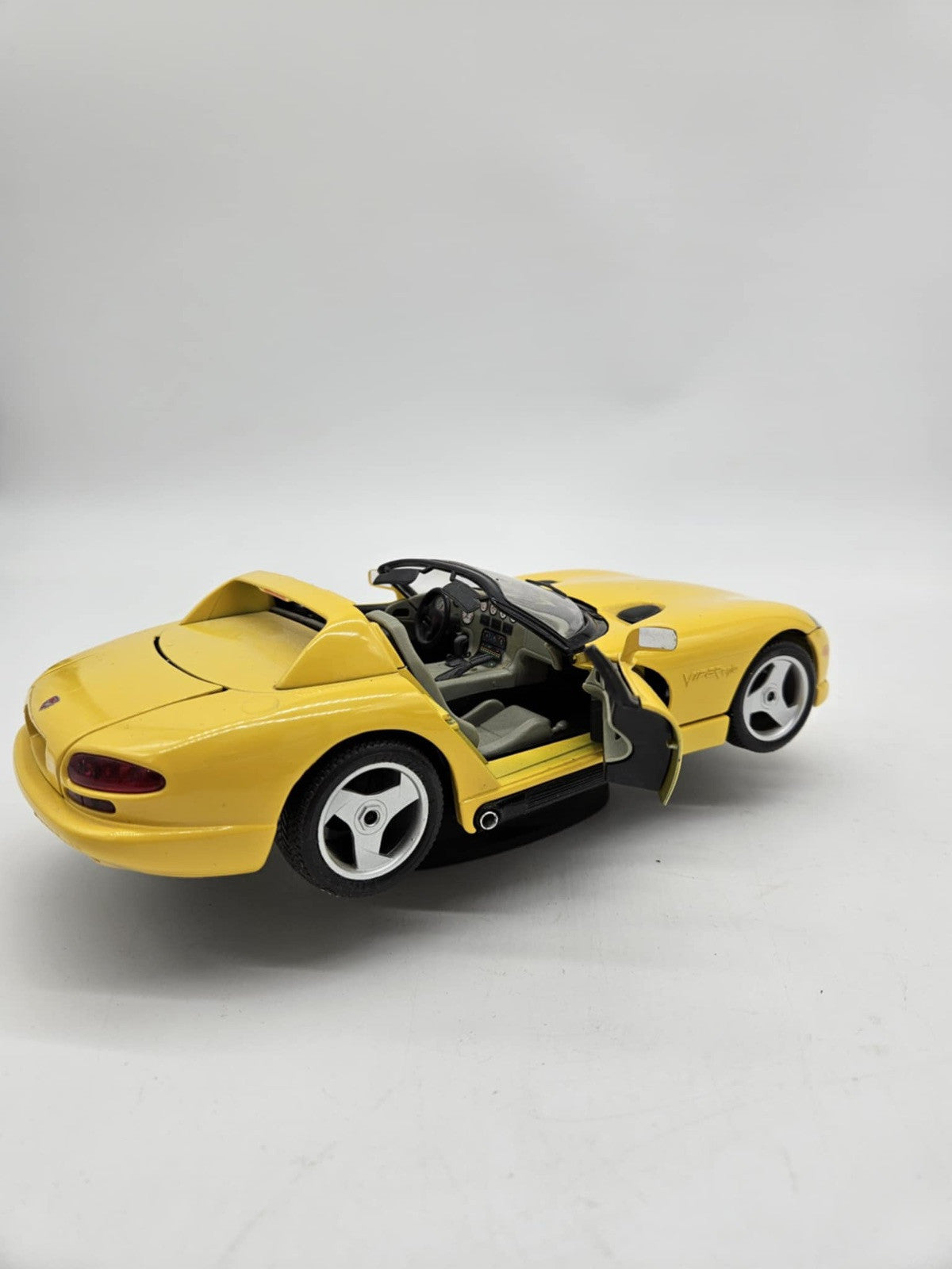 Dodge Viper RT/10 Yellow Bburago Diecast Model 1/18 1:18 Made in Italy